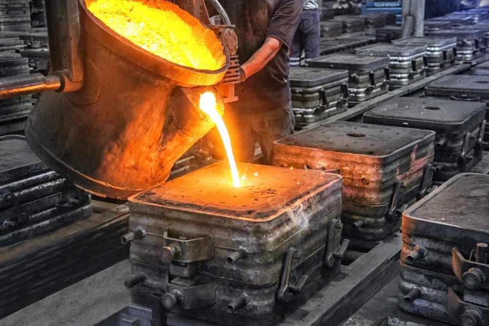 metal casting process pouring molten metal into mold
