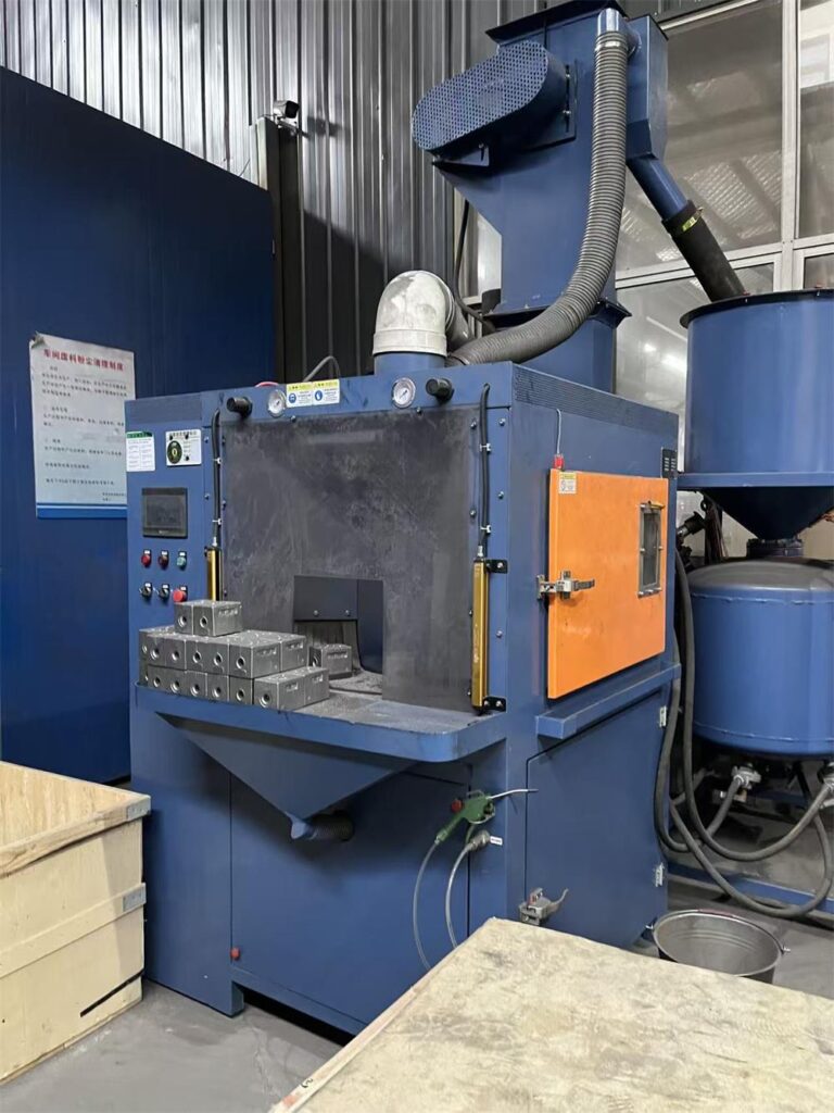 Sand blasting cabinet used for surface cleaning and finishing of casting parts