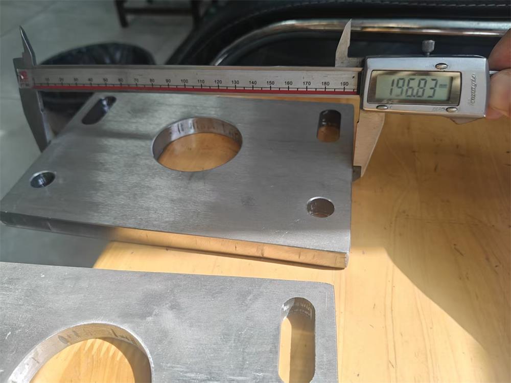 Overall length inspection of machined steel guide plate