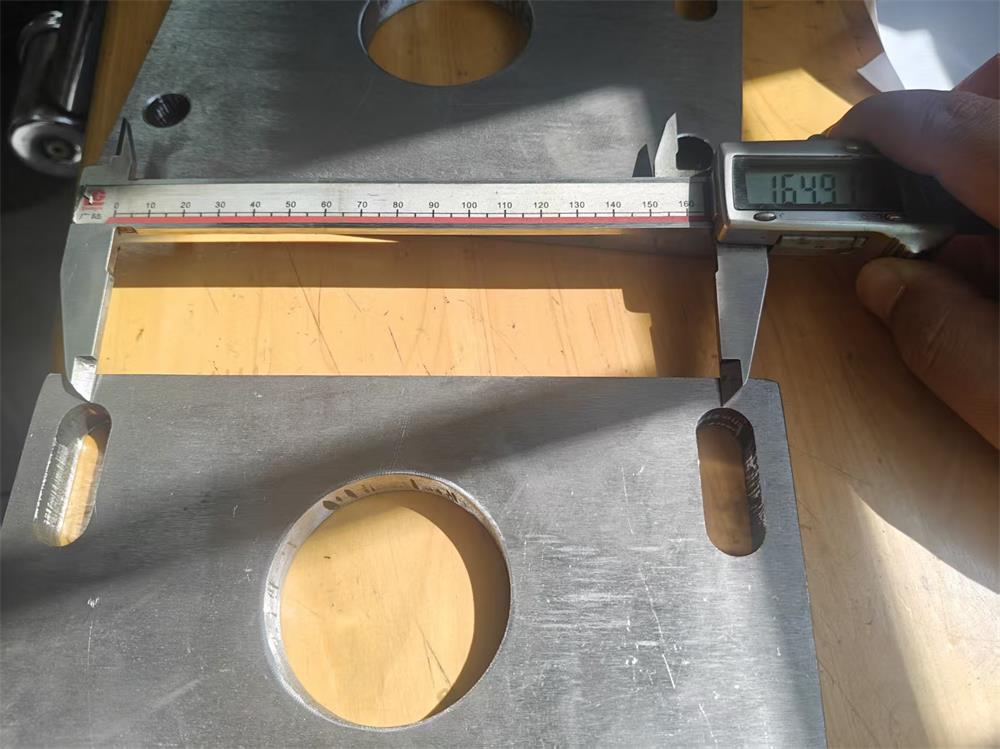 Internal spacing inspection of steel guide plate