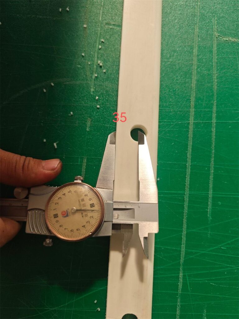 Slot width inspection of UHMWPE seal retainer