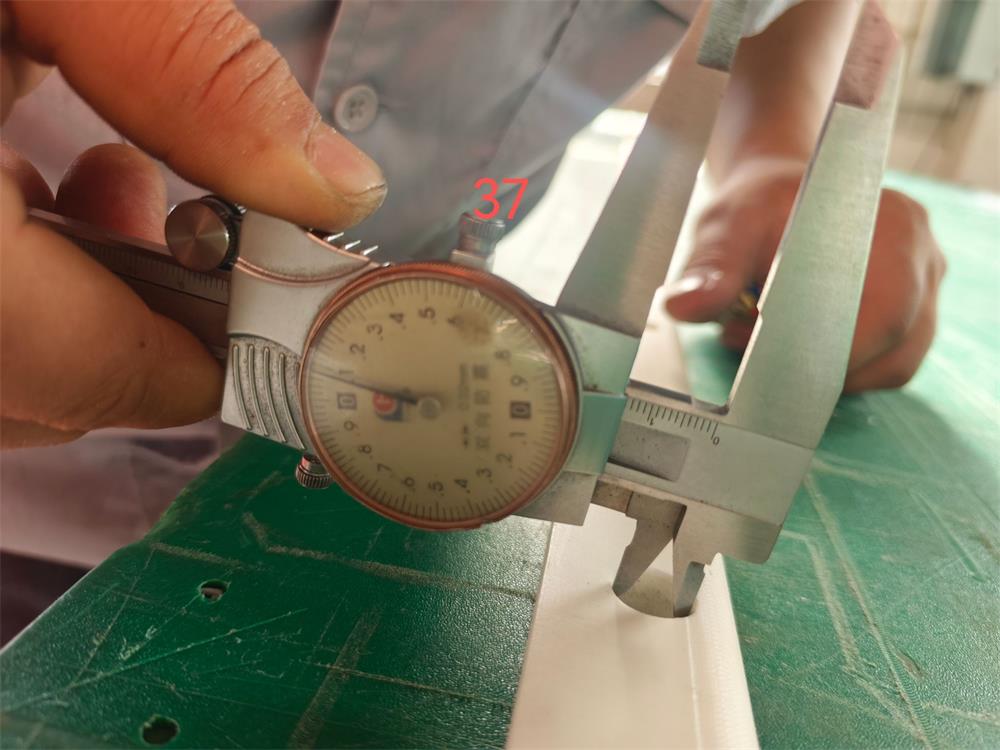 Machined slot inspection of UHMWPE seal retainer