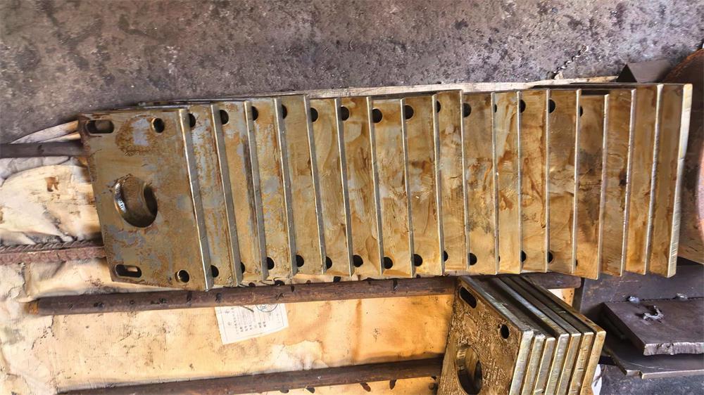 Steel guide plates packed in wooden case