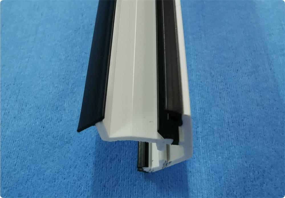 Soft-rigid PVC co-extruded window profile with integrated black flexible sealing sections